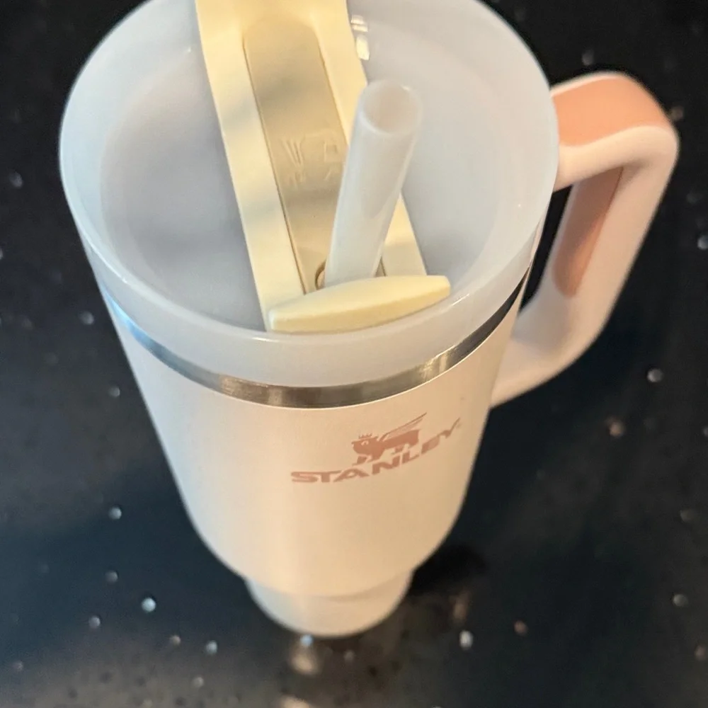 Stanley light pink Tumbler with Handle and Straw - Picture 3 of 7